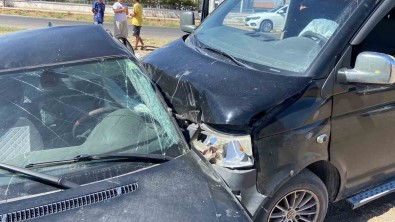 Tali Yoldan Çikan Otomobile Minibüs Çarpti Açiklamasi 8 Yarali