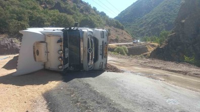 Tunceli'de, Bugday Yüklü Tir Devrildi
