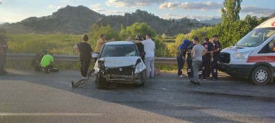 Bariyerlere Çarpan Otomobildeki 3 Kisi Yaralandi.