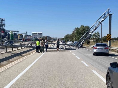 Damperi Açik Tir PTS Diregini Yikti
