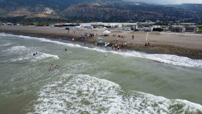 Depremzede Çocuklar Akdeniz'in Dalgalarinda Sörf Yapmayi Ögreniyor