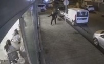Kafede Oturanlara Kursun Yagdirdi... O Anlar Kamerada Haberi