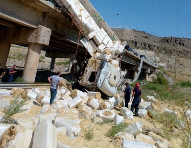 Kontrolden Çikan Tir Uçuruma Yuvarlandi Açiklamasi 1 Ölü