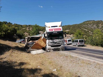 Tokat'ta Kontrplak Yüklü Tir Devrildi Açiklamasi 1 Yarali