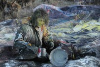 Erzincan'da Profesörden Sira Disi Sanat Performansi Haberi