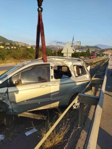Hafif Ticari Araç Bariyere Çarpip Su Kanalina Girdi Açiklamasi 1 Ölü, 2 Yarali