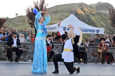 Kars'ta Türk Dünyasi'nda Esintinler Gösterisi Yogun Ilgi Gördü