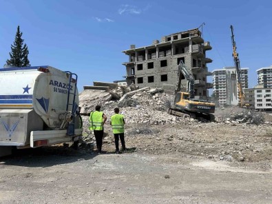 Kontrollü Olarak Yikilan 4 Katli Binanin Yerle Bir Olmasiyla Yasanan Panik Kamerada