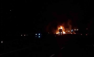 Tokat'ta Seyir Halindeki Tir Alev Alev Yandi