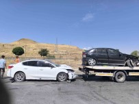 Van'da Iki Otomobil Kavsakta Çarpisti Açiklamasi 2 Yarali Haberi