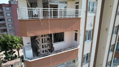Adana'da Orta Hasarli Binalarda Yikim Islemi Sürüyor