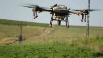 Bitlis'teki Çiftçiler Tasarruf Için Ilaçlamayi Dronla Yapiyor