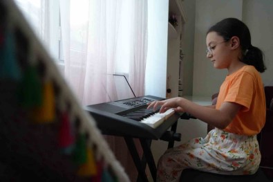 Doktorlarin 'Yasamaz' Dedigi Minik Nursima Müzik Yetenegiyle Ve Besteledigi Müziklerle Kendine Hayran Birakiyor