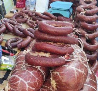 Kars'ta Belgesiz Sucuklar Imha Edildi