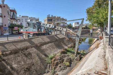 Kepez'de Su Kanali Temizligi Basladi