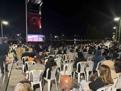 Millet Bahçesi'nde Açik Hava Sinemasi Keyfi