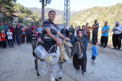 Susuz Kalan Köylü Esek Ve Katir Ile Su Tasiyor