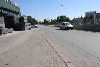 Caddeye Kontrolsüz Çikan Kamyonete Otomobilin Çarpmasi Kamerada