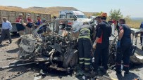 Dügün Yolunda Pikap Ve Tir Kafa Kafaya Çarpisti Açiklamasi 4 Ölü, 1 Yarali