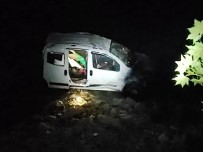 Giresun'da Hafif Ticari Araç Dereye Uçtu Açiklamasi 4 Yarali