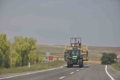 Kars'ta Ot Yüklü Traktörler Sürücülere Zor Anlar Yasatiyor