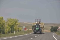 Kars'ta Ot Yüklü Traktörler Sürücülere Zor Anlar Yasatiyor Haberi