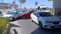 Kaza Yapan Iki Otomobil, Kirmizi Isikta Bekleyen Araca Çarpti Açiklamasi 3 Yarali