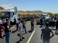 Kizinin Dügününe Giden Anne Ve Babanin Geriye Davetiyedeki Isimleri Kaldi