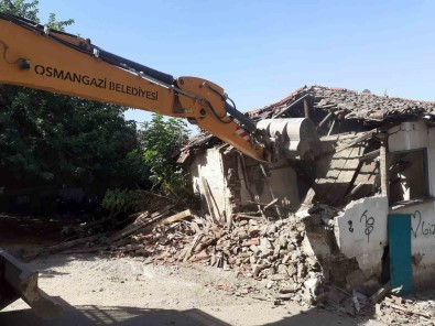 Osmangazi'de Bir Metruk Bina Daha Yikildi