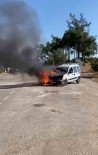Park Halindeki Hafif Ticari Araç Alev Alev Yandi