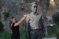 Tarihi Kaleiçi'nin Simge Ismi 'Mustafa Kaptan' Heykelinin Omuzundaki Güvercin Üçüncü Kez Ortadan Kayboldu