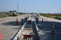 Ugur Mumcu Bulvari'nda Refüj Bordür Çalismasi Tamamlandi