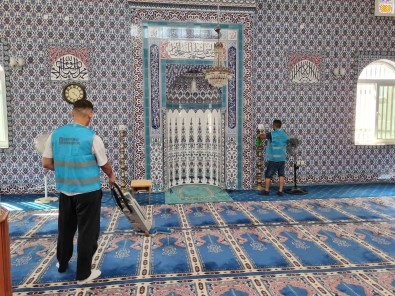 Yükümlüler Yunusemre'de Camileri Temizliyor