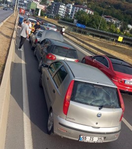 Zincirleme Trafik Kazasinda 5 Araç Birbirine Girdi