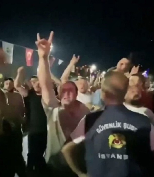 Şarkıcı Suavi'nin konserinde tansiyon yükseldi