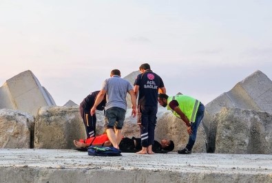 Balik Tutmak Isterken Denize Düstü, Ölümden Döndü