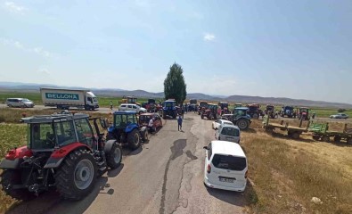 Bayburt'ta Tarlalarini Sulayamayan Çiftçiler, Traktörlerle Yol Kapatip Eylem Yapti