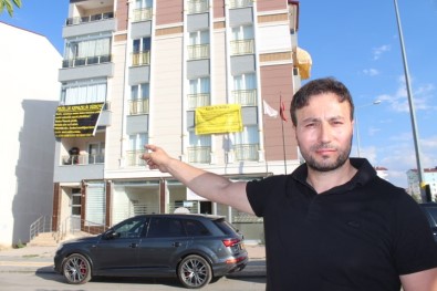 Canina Tak Etti, Astigi Pankartlarla Isyan Etti