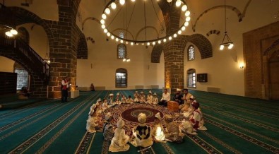 Diyarbakir'da Sultan II. Bayezid Vakfi'nin Hayir Sarti Kapsaminda 30 Çocuga Sünnet Söleni Düzenlendi