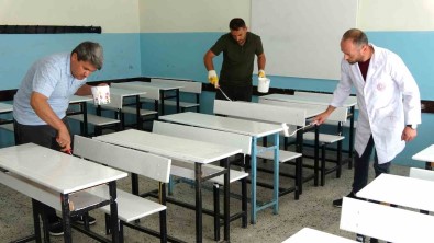 Fedakar Egitimciler Ellerine Firça Aldi, Okul Siralarini Boyadi