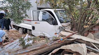 Islak Yolda Kayan Kamyonet Bahçe Duvarina Çarpti