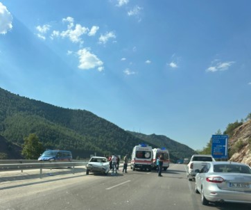 Isparta'da Otomobil Bariyerlere Çarpti Açiklamasi 1'I Bebek 4 Yarali
