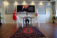 Makam Odasina Haciz Gelen Belediye Baskani Plastik Sandalye Ve Masada Görevine Devam Ediyor Haberi