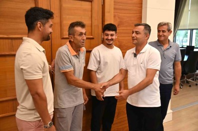 Para Dolu Cüzdani Sahibine Ulastiran Belediye Çalisanina Baskan Kara'dan Ödül