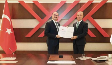 Rektör Prof. Dr. Ahmet Hacimüftüoglu Mazbatasini Aldi