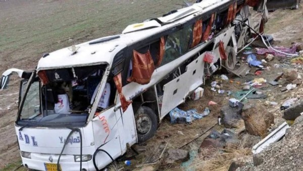 İran'da otobüs devrildi: 28 ölü, 23 yaralı