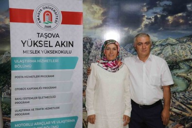 28 Yillik Çift Evliliklerini Üniversite Ile Taçlandirdi