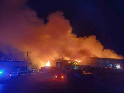 Manisa'da Korkutan Depo Yangini