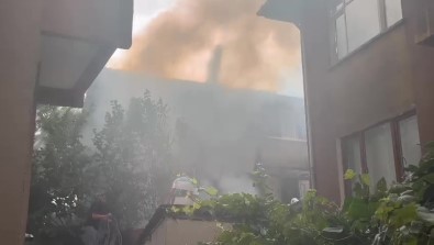Müstemilatta Baslayan Yangin Eve Siçradi Açiklamasi Vatandaslar Sokaga Döküldü