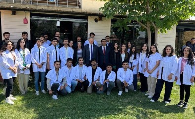 Yüksekova'da Tip, Dis Hekimligi Ve Eczacilik Bölümlerini Kazanan Ögrencilere Moral Yemegi